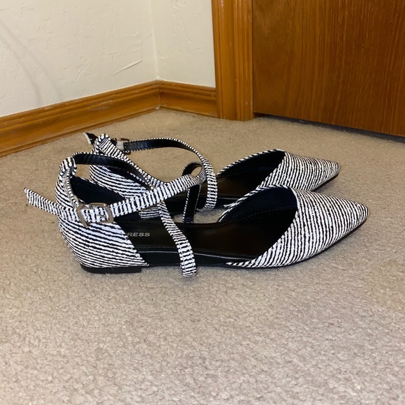 Express black & white sandals. Size 6. - Picture 3 of 7